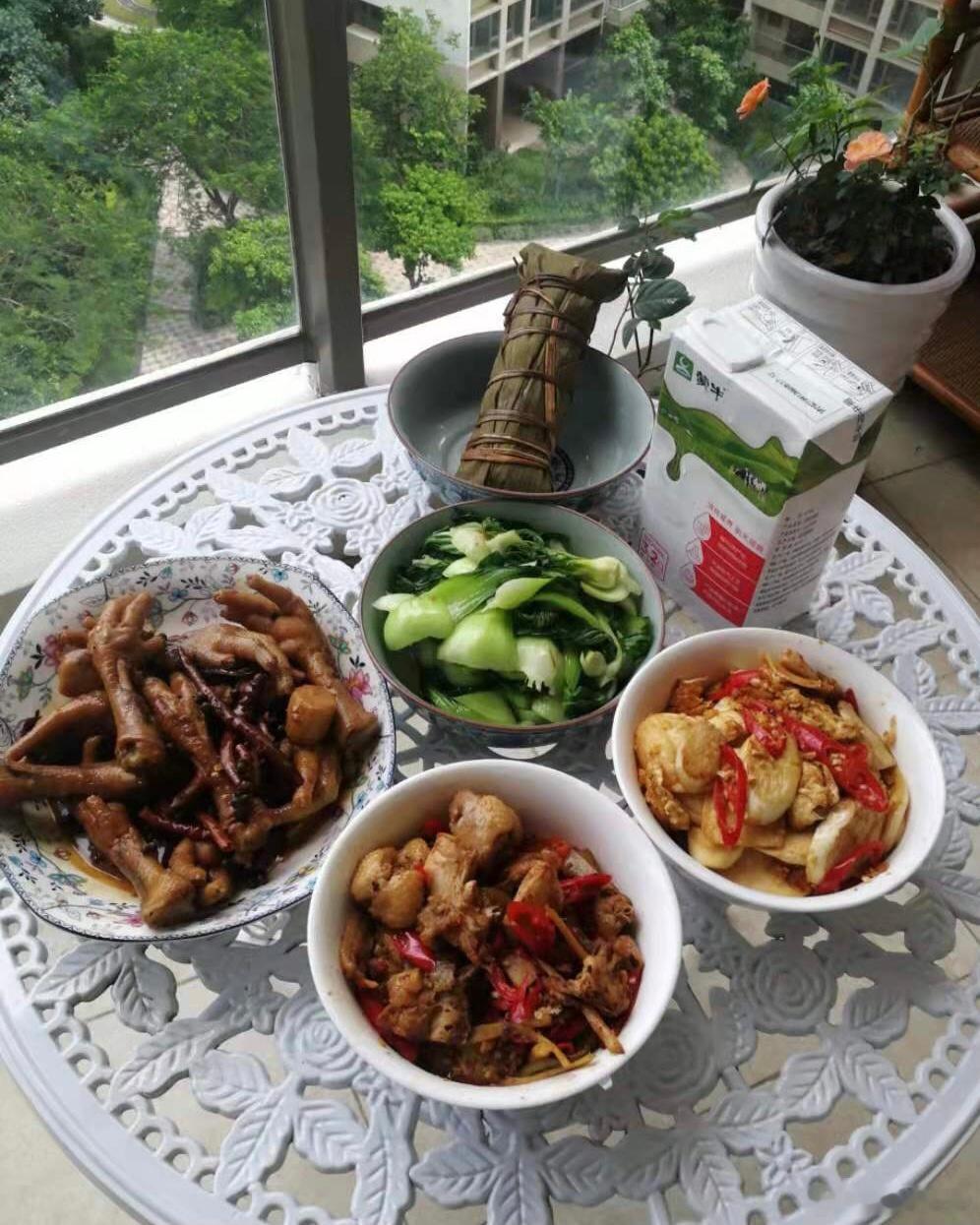 怎么着也是过个节，我寻思着好歹得有个仪式感。 昨晚跟好大儿商量，今天出去吃个饭，