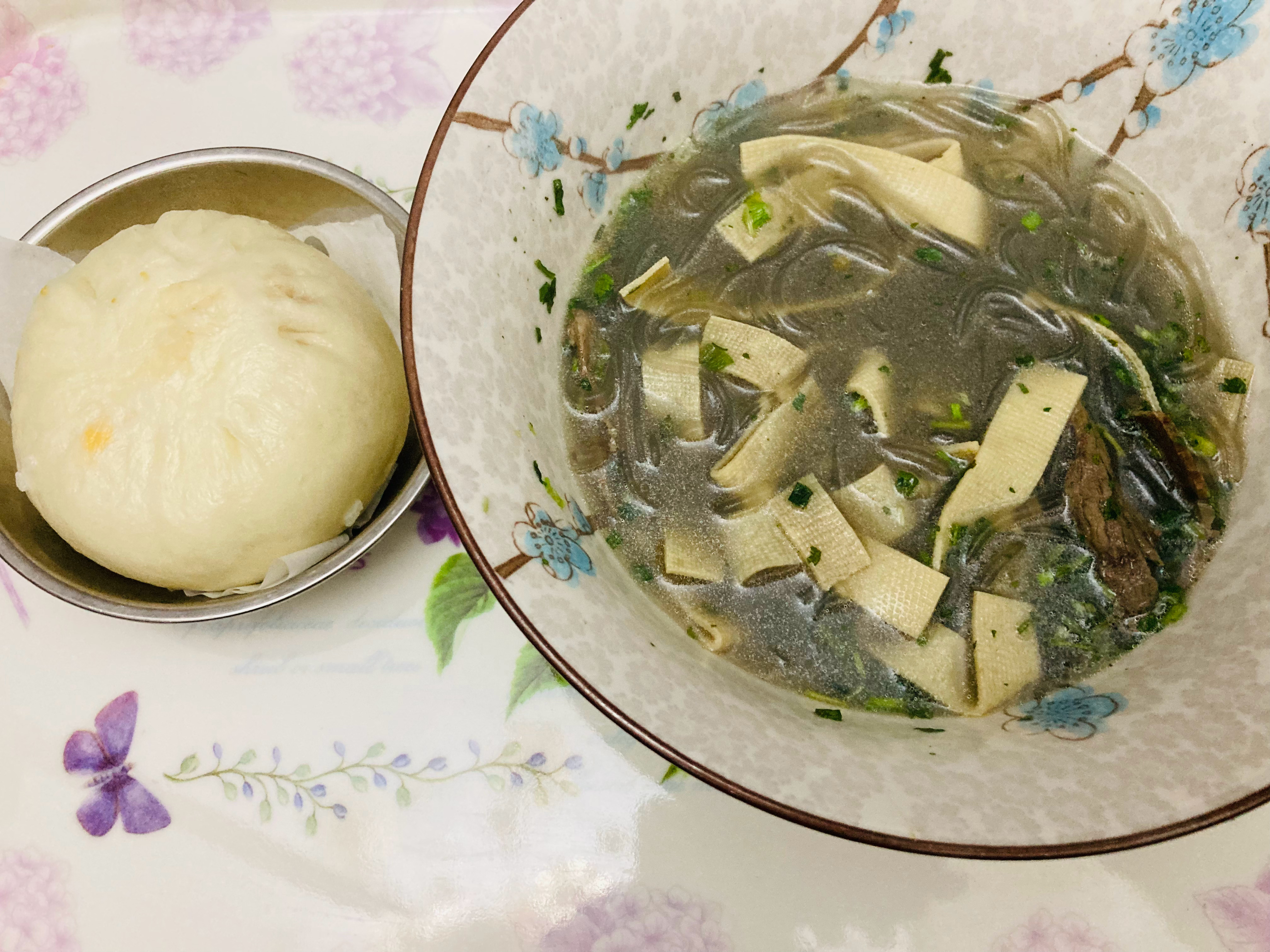 【大食物观】淮南牛肉汤+蟹黄大包 