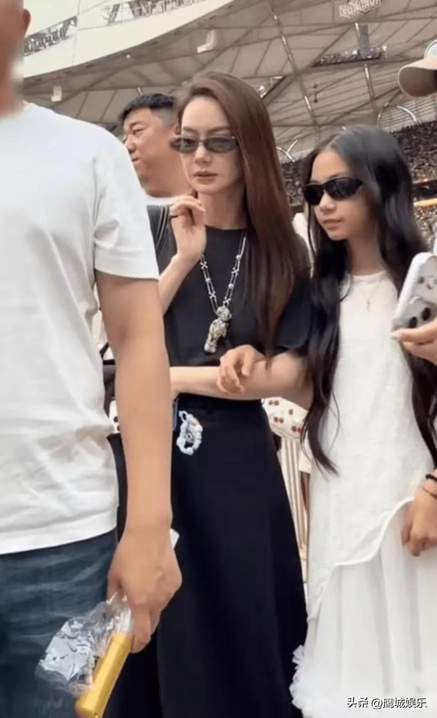 阿那亚偶遇戚薇一家：黑色亲子装下的幸福密码
 
国庆假期第一天，有网友在阿那亚偶