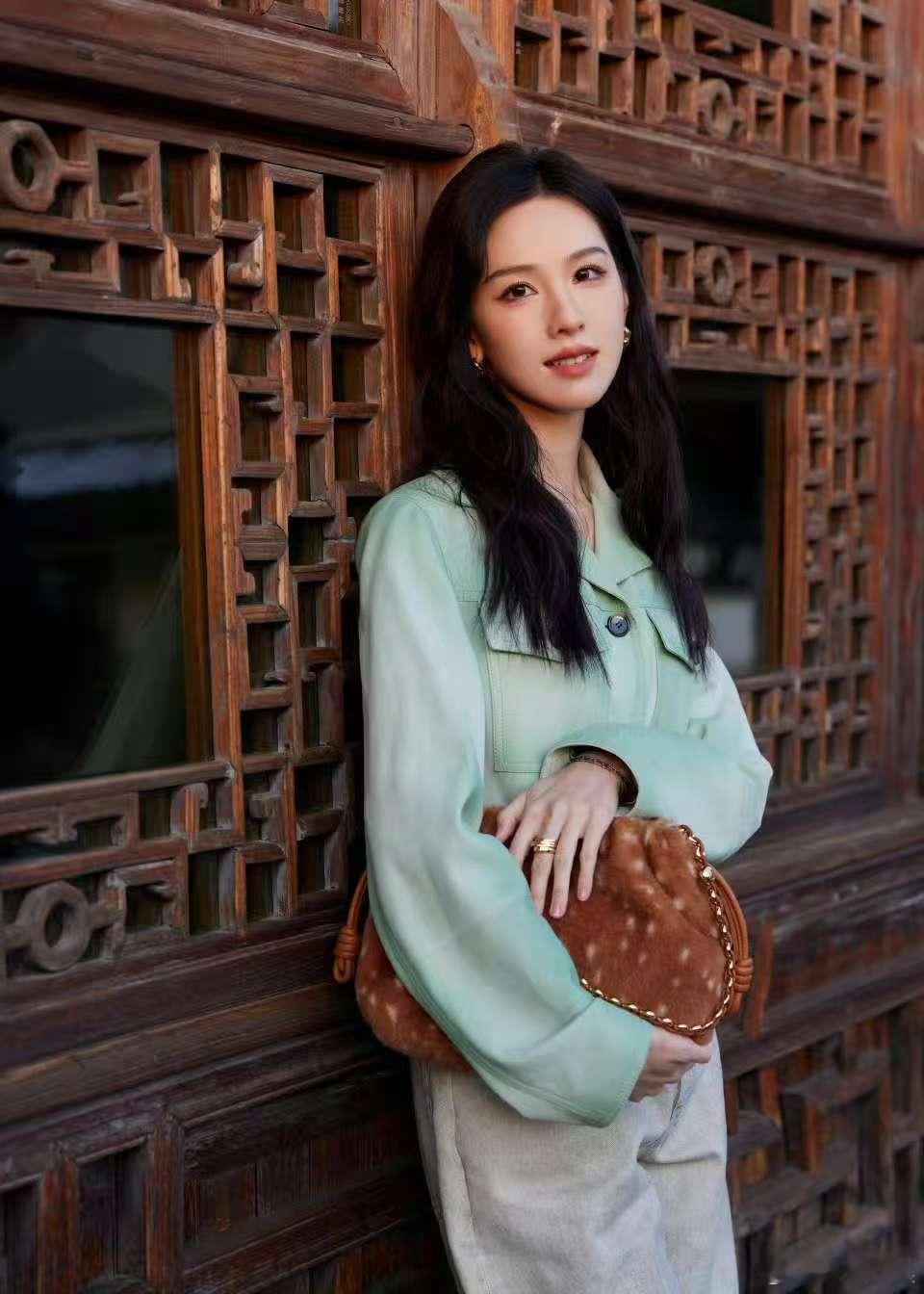 陈都灵置身自然园林陈都灵流动的盛宴陈都灵置身自然园林，哇塞，喜欢 