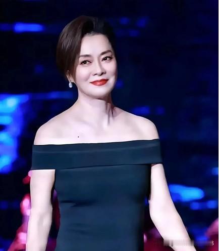 她老了之后是最有气质的一个女歌手，《渴望》和《烛光里的妈妈》都是那个年代她最为经