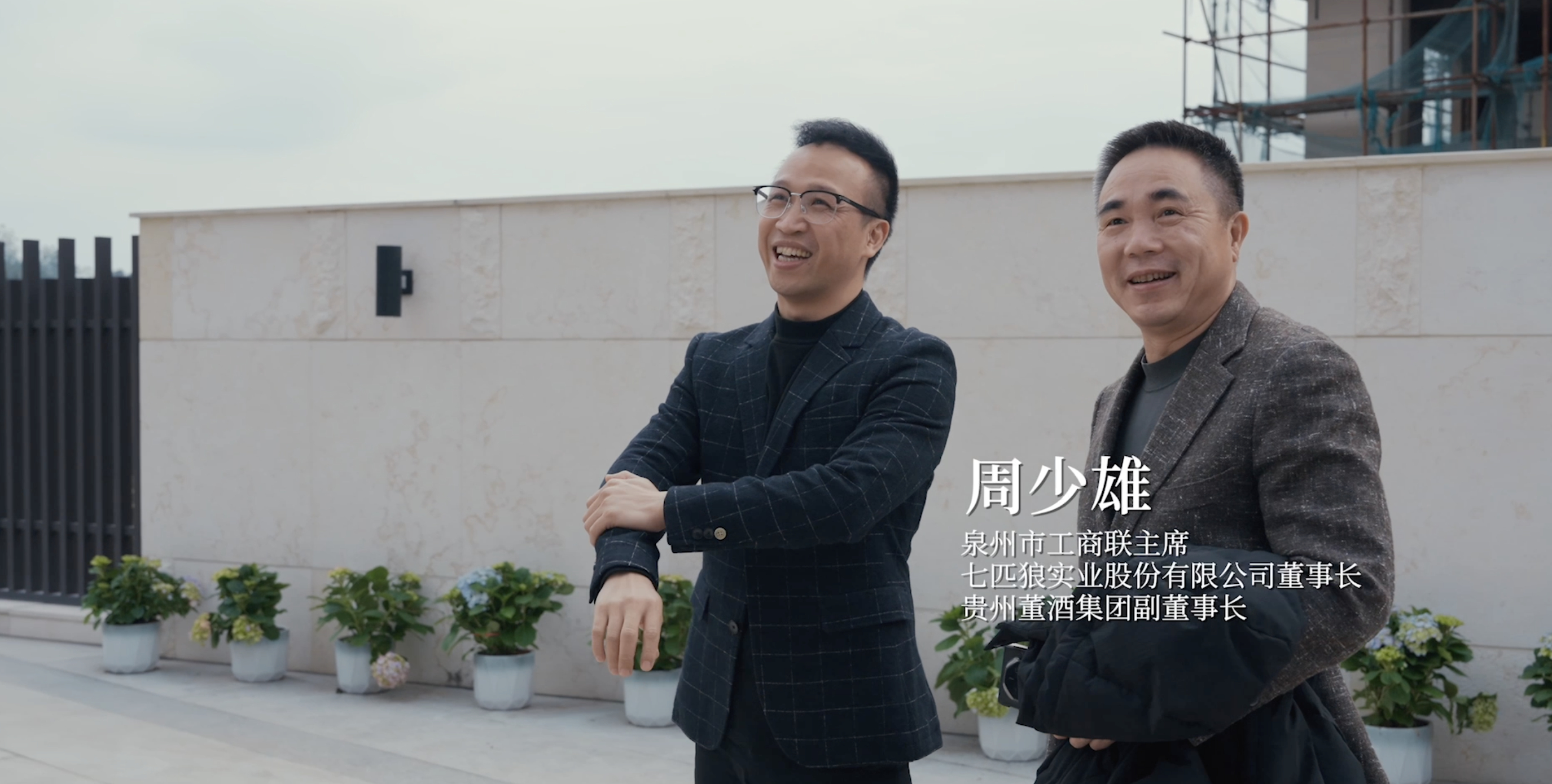 闽商过年返乡尊有排面方向盘一握，身份就切回来了——商界精英也好，归乡游子也罢。过