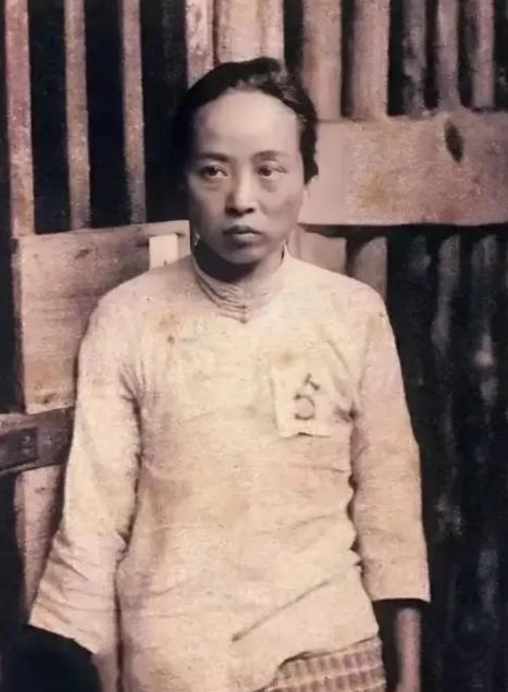 1937年日军轮奸了魏文全，她胸前囚衣上的