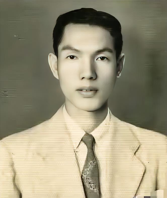 1958年，一个叫田家炳的印尼华侨带着自己的家人移居香港，并在元朗的屯门海边购买