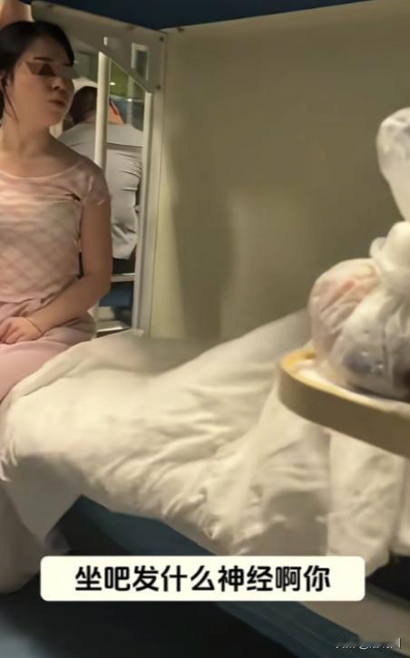 太嚣张了！女子占别人下铺死赖不走，还当众挑衅乘客：你敢打我吗？有本事动我一下试试