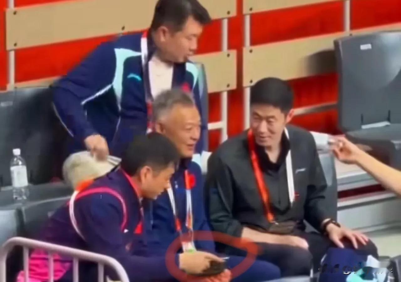 万万没想到！
国乒教练们看台聚在一起，在看什么？

亚运会乒乓球赛场，场上队员打