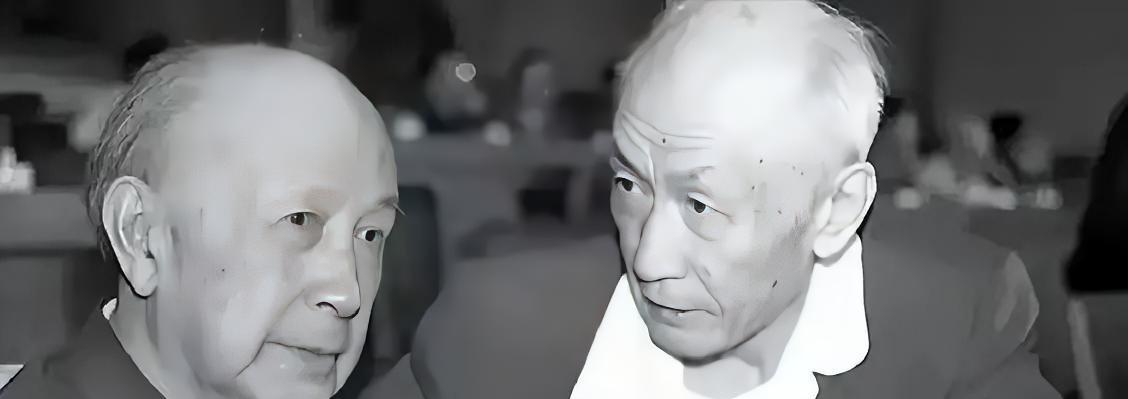 上世纪七八十年代，美方多次盛情邀请钱学森重访美国，都被他坚定回绝 。他始终秉持一