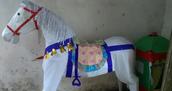 成龙骑竹马不是要走，是拍戏。
那玩意儿不是真马，是阿星小时候的念想。
电影里，它