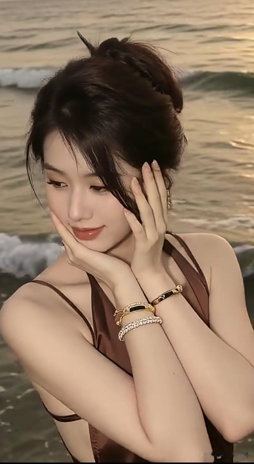 滚滚长江东流水，多少英雄美人，化作浪花泡沫，过眼烟云…