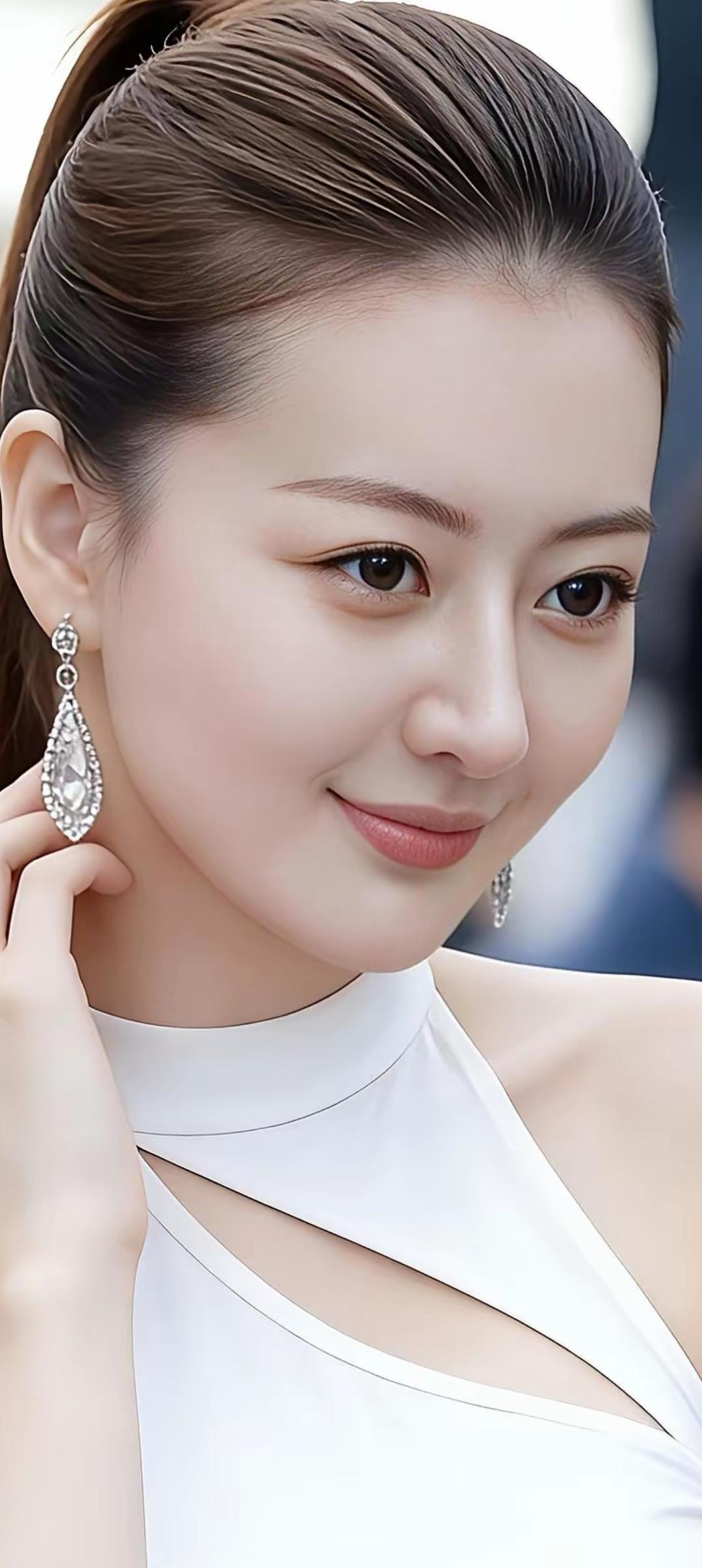 优雅白裙，闪耀耳环，完美女神！💃✨