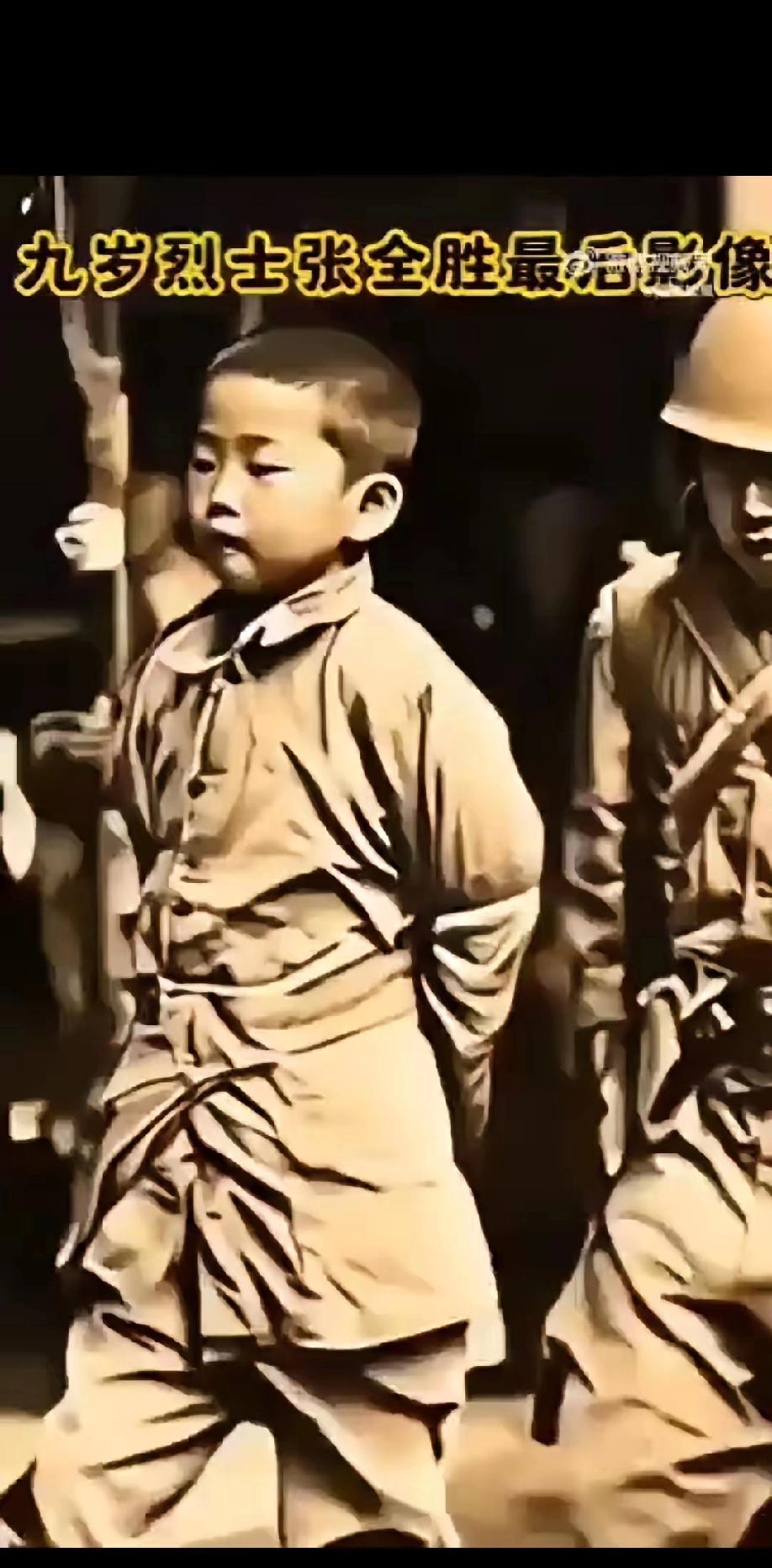 年仅九岁的抗日小战士张全胜，在松山战役中被日本人俘虏了。
​日本人拿着刑具逼问瘦