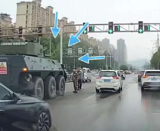 【轿车违规掉头撞上装甲车 交警：妨碍直行车辆轿车全责】随着“砰”的一声闷响，重庆