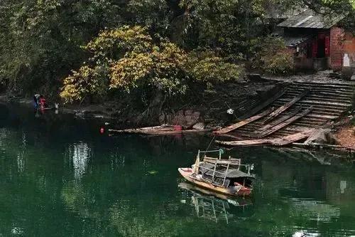 上联：渡口兰舟，红颜为情愁；
下联：？？