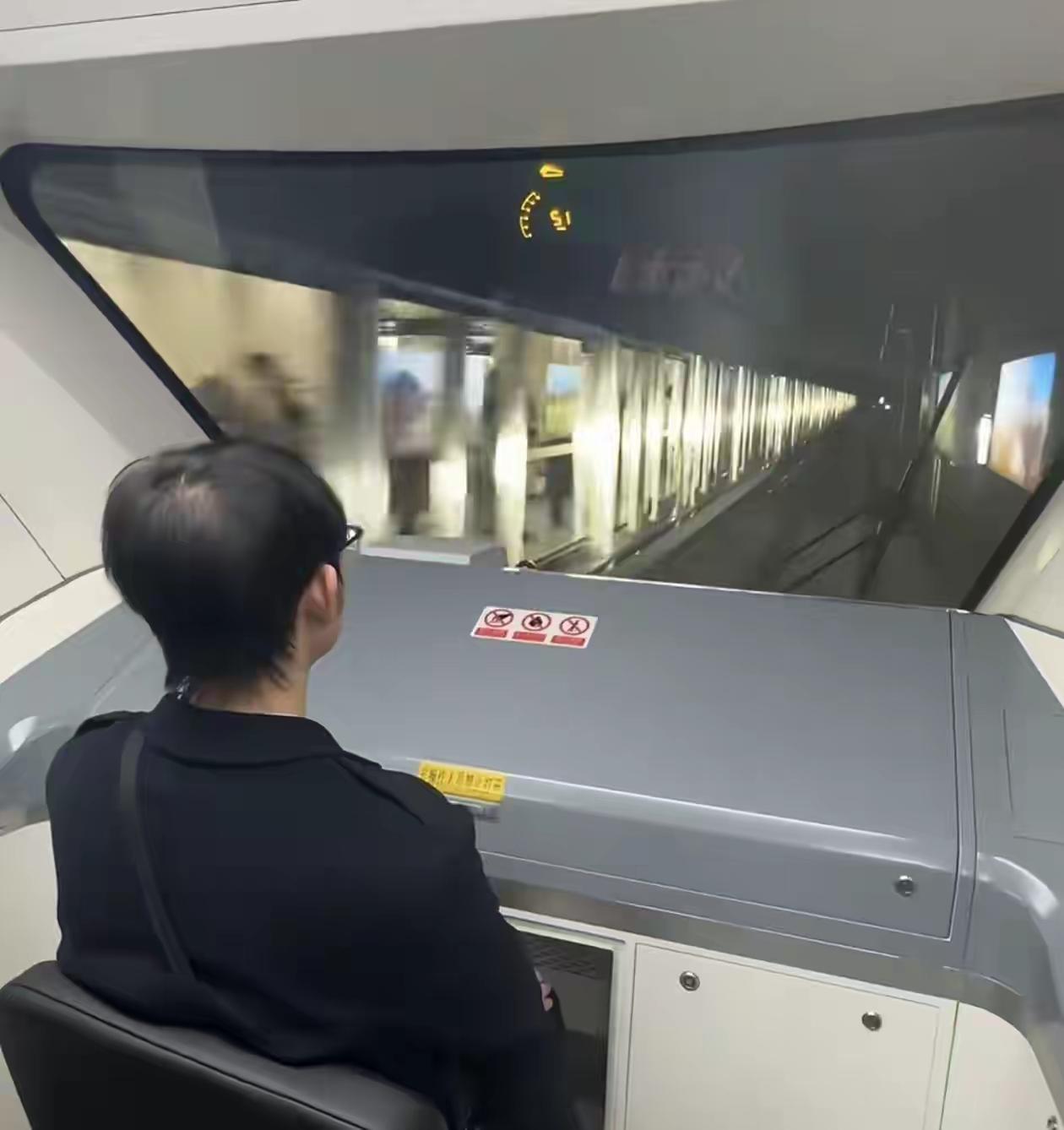 无人驾驶的地铁在成都首试，今年就有四辆列车跟市民见面了，高科技造福人类不仅让人感