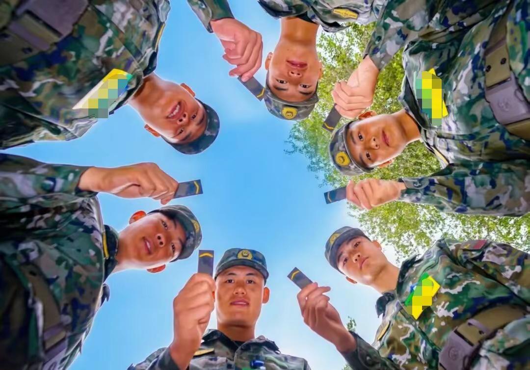 铮铮誓言 初心如磐。新兵授衔，共同见证荣耀时刻！新兵 入伍 授衔 荣耀时刻