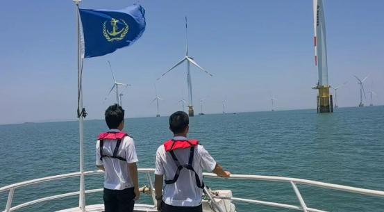 7月23日清晨，台湾海峡西侧的东山岛附近划出实弹射击区，按照漳州海事局提前发布的