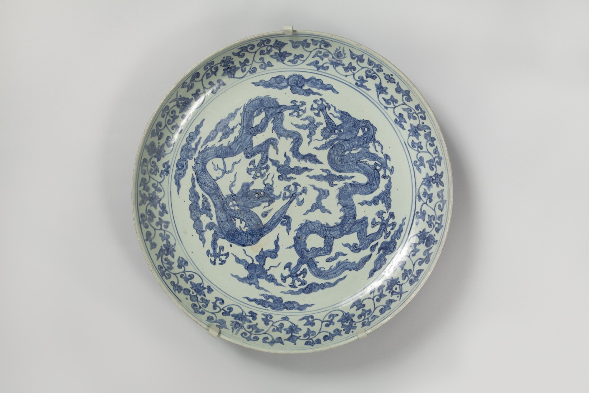 德国科隆亚洲艺术美术馆藏明代 嘉靖 青花云龙纹盘 