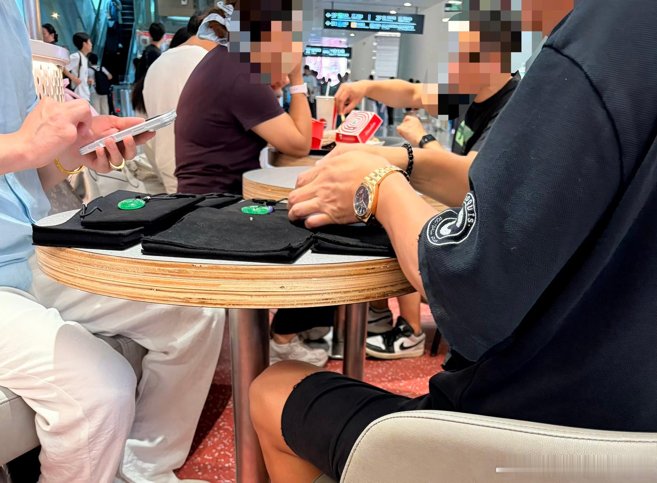 这是翡翠嘛？这一桌子得多少钱？关键是在肯德基交易这对嘛？ 上海·虹桥机场二号航站