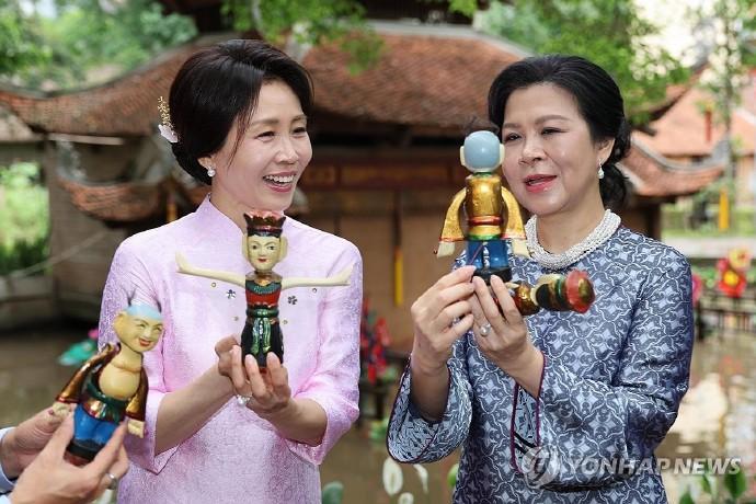 越韩第一夫人穿奥黛长裙同框像姐妹！
4 月 23 日，韩国总统李在明出席官方重要