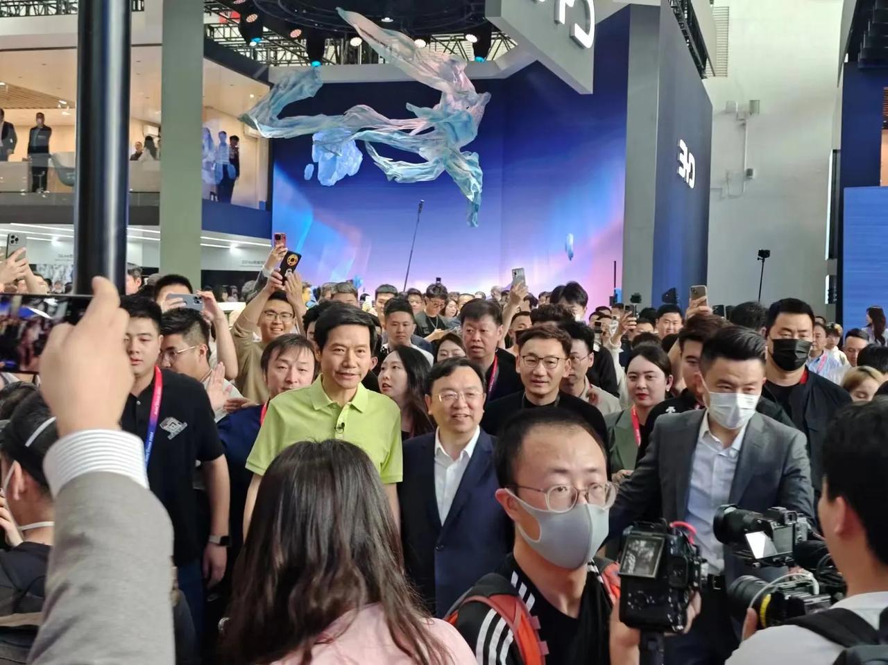北京车展第一天，诸多大佬同时现身，这不雷军和王传福就同框了，只这一点，今天去车展