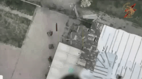 大意了，1小股俄军士兵闯入沃夫昌斯克一座民宅，遭到躲藏在房间里的乌军士兵伏击，2