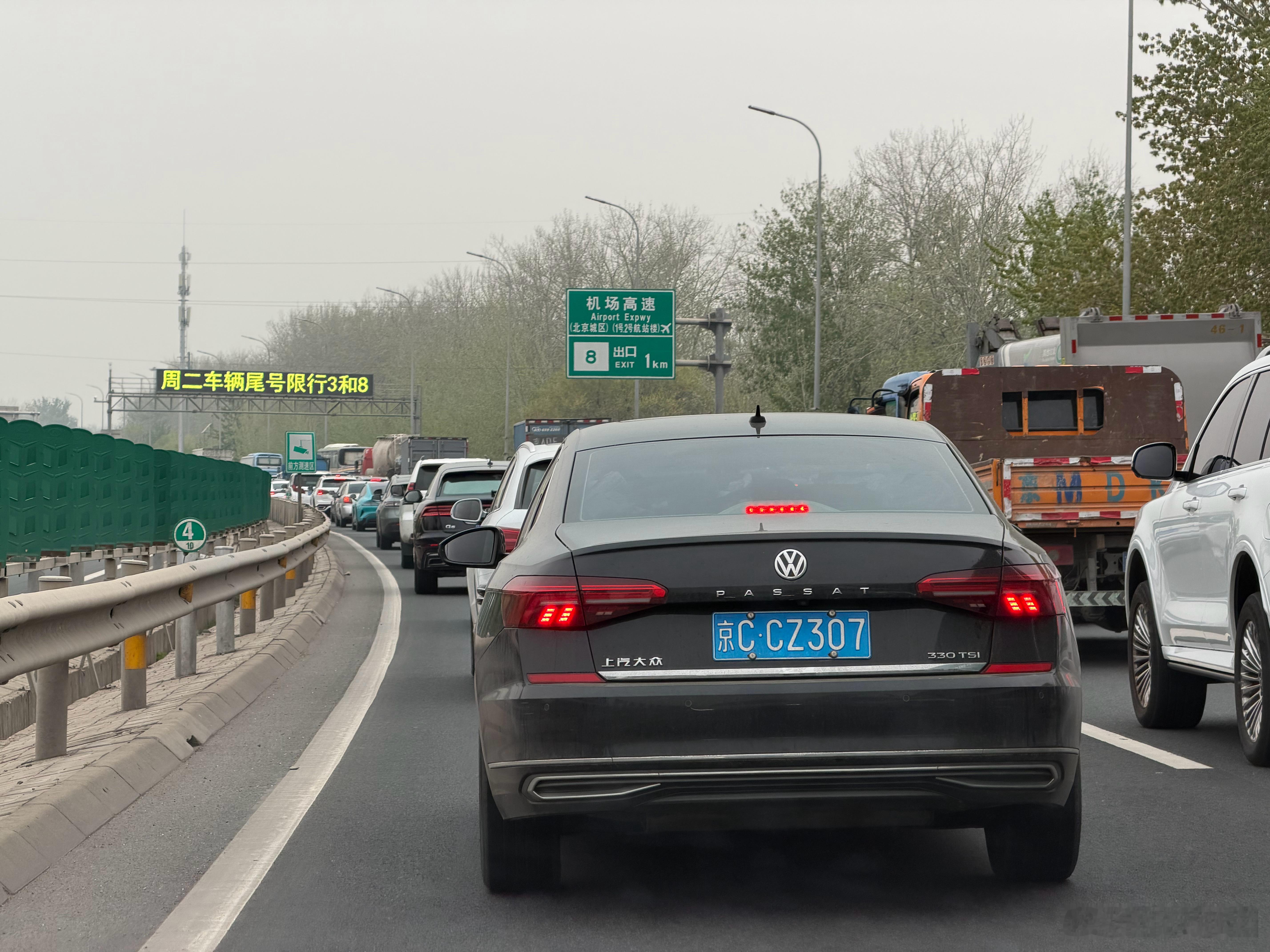 我上班必经之路会走一小段京平高速京平高速又和机场高速连接每次国外来大人物的时候都