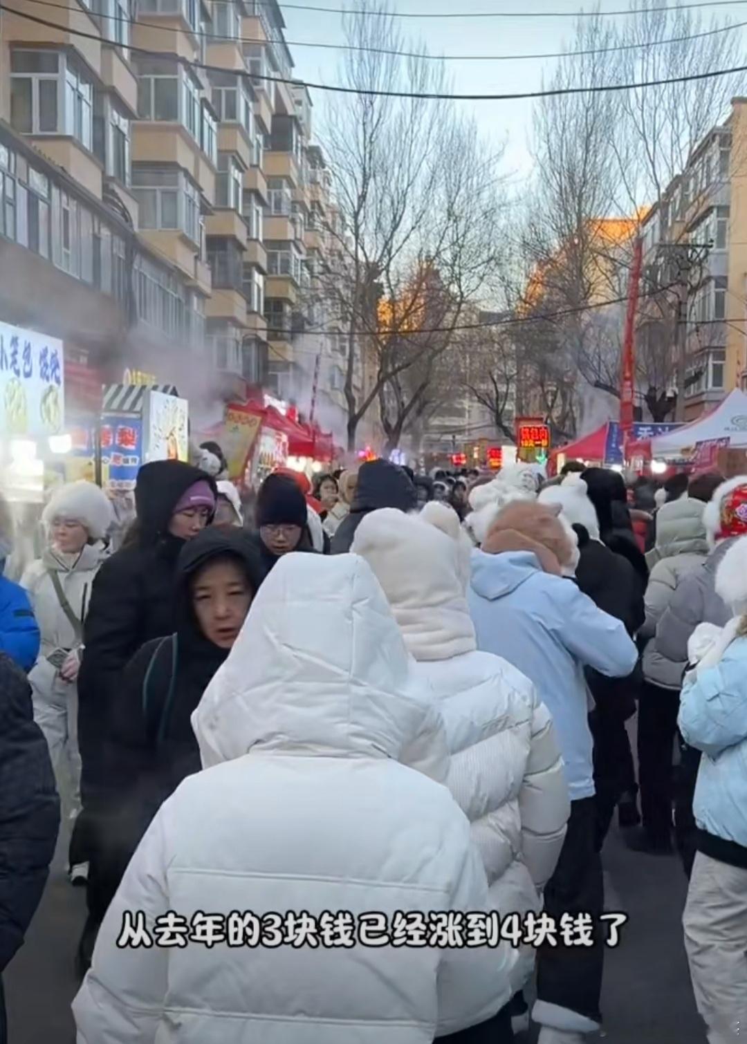 东北的早市才是碳水届扛把子 在东北，晨起早市里弥漫着香浓气息。熙攘人潮中，藏着粗