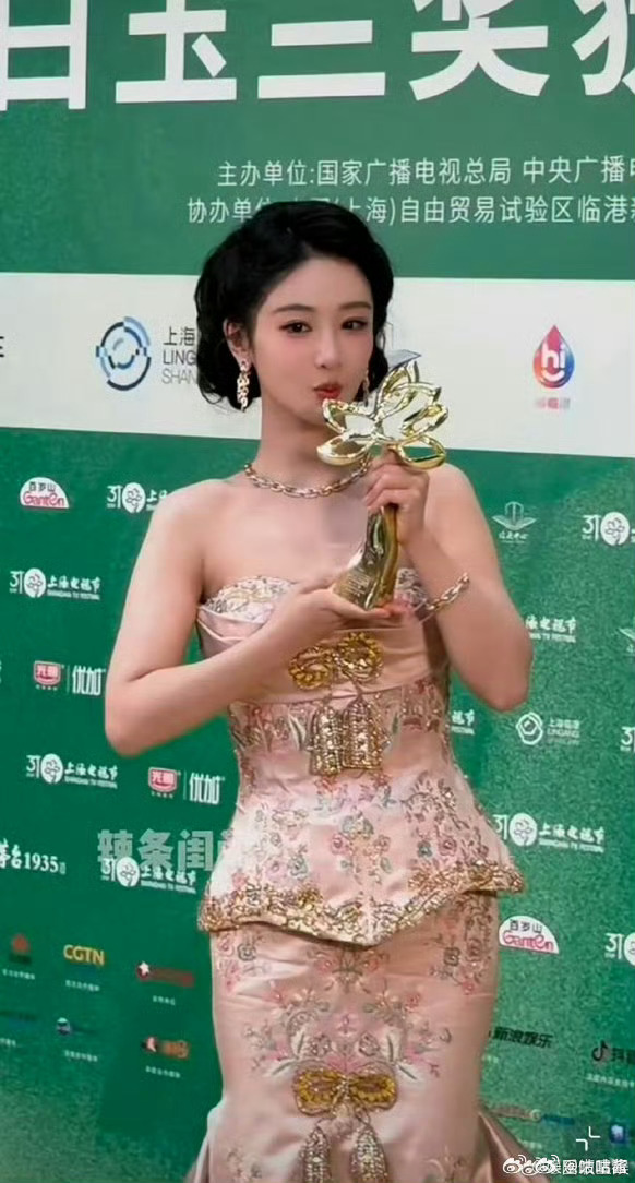 杨紫亲吻视后奖杯杨紫获奖后要奖励自己大吃一顿 杨紫拿奖后亲吻奖杯🏆，说要大吃一