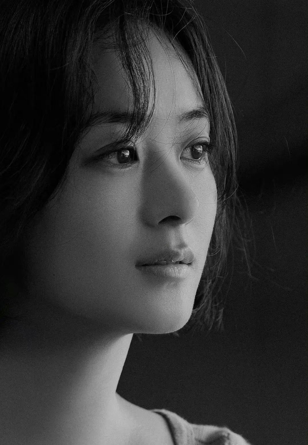 赵丽颖现在是不是越来越适合拍电影了，眼神中很有故事感 ​​​