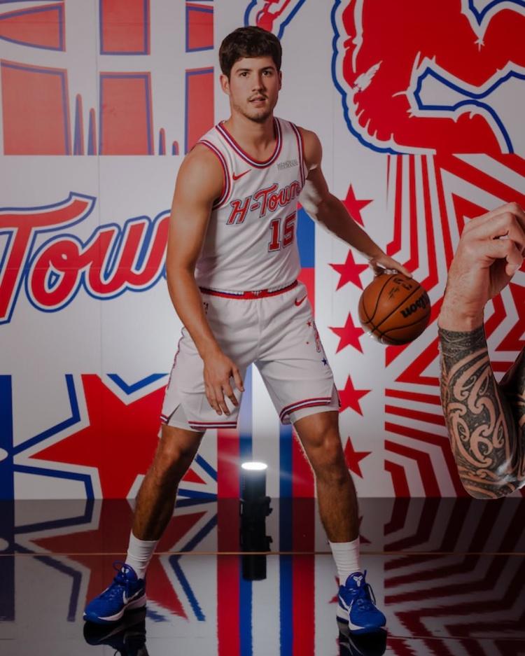 很多人都建议乌度卡应该下课，火箭队应该解雇乌度卡。火箭队虽然有一些天赋出众的球员