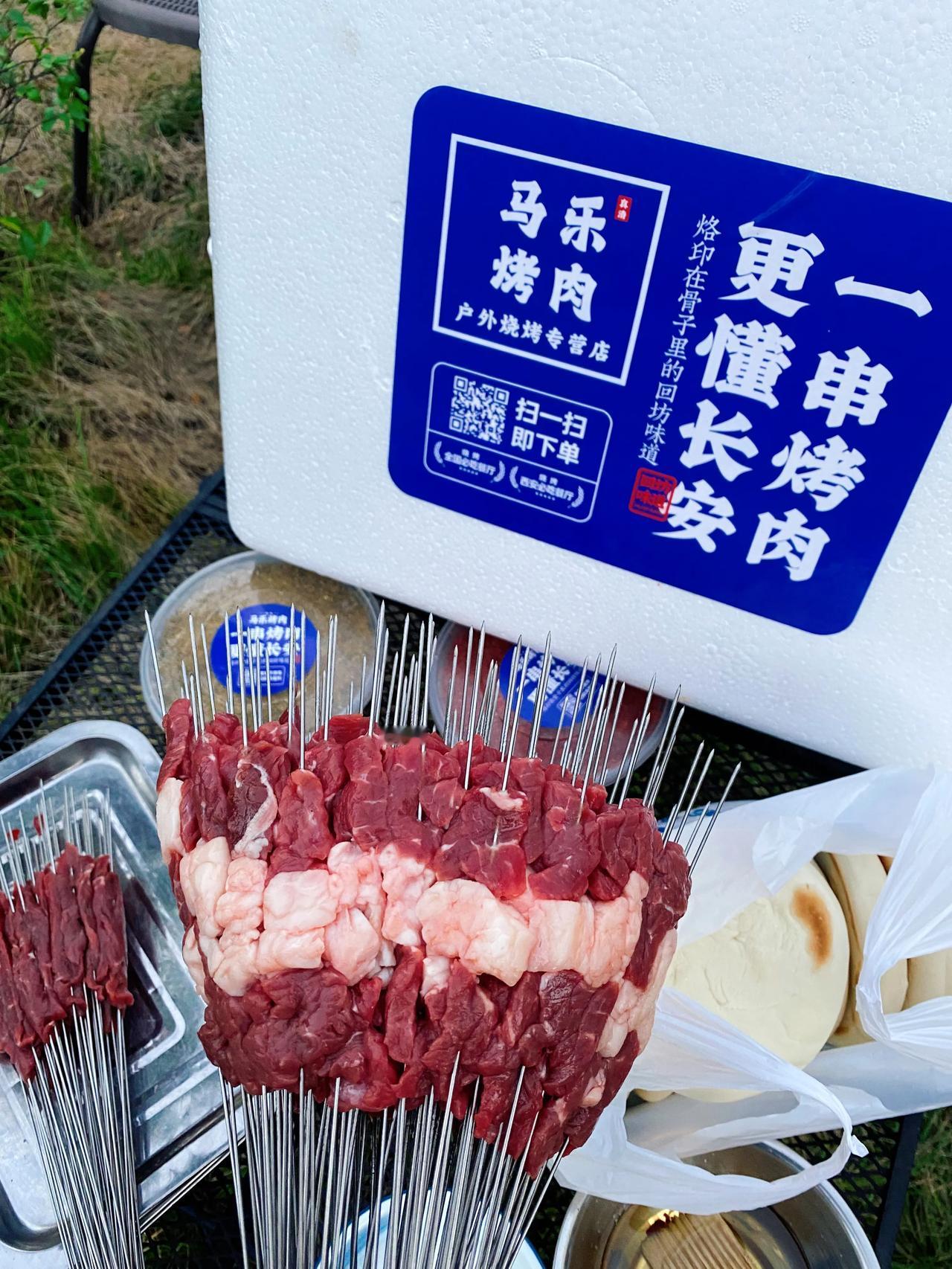坊上吃烤肉就图一个“新鲜”。早上才宰的牛到了肉铺子，最好的部位留给了用量最大的烤