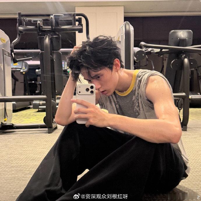 周翊然的副驾缺个我周翊然真人乙游男友 周翊然：乙游可以虚拟，但副驾是真实的。缺的