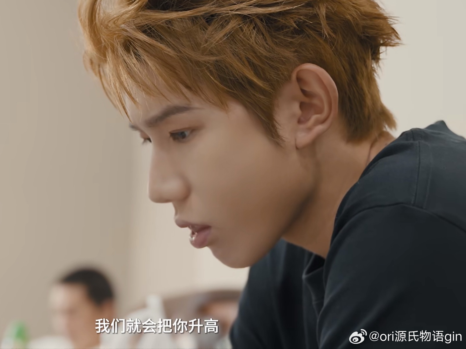 老公更老公了很绕的一句话但是就是..你懂看见他就觉得什么事都能解决在他身边 身后