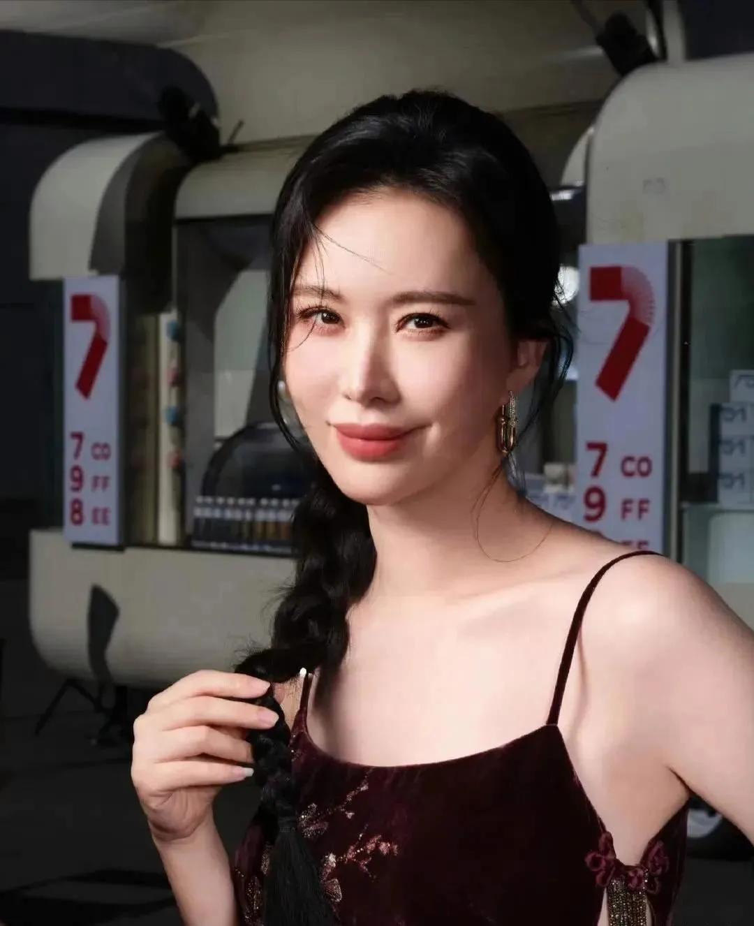 田朴珺喜不喜欢王石不知道，王石一定离不开田朴珺。

当年31岁的田朴珺和61岁的