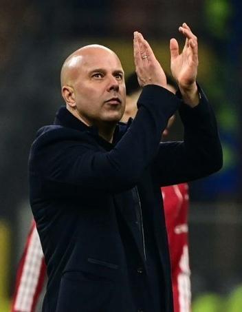 利物浦和热刺现在都是英超5轮不胜，但欧冠又排名前八。斯洛特和弗兰克，两个人谁先下