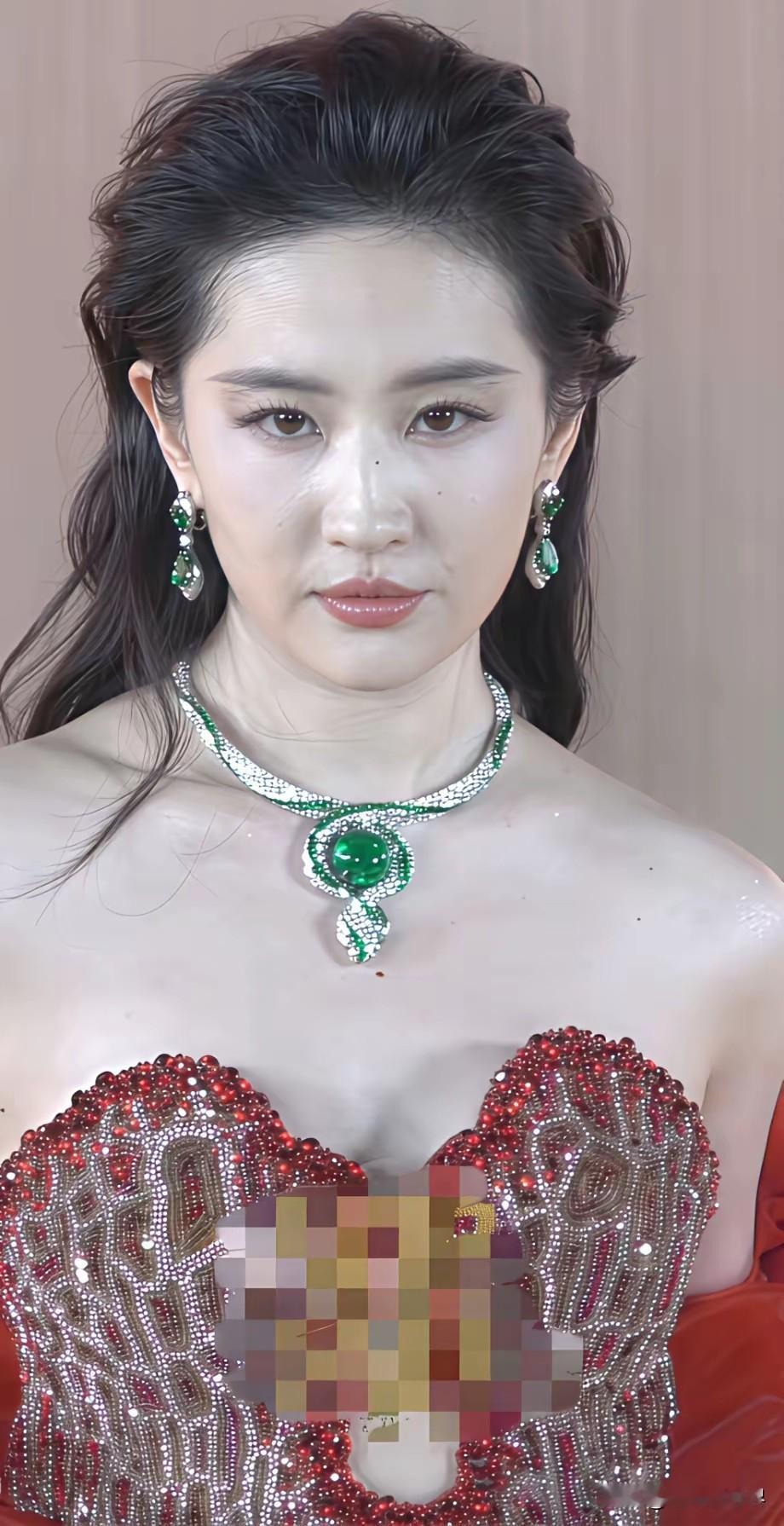 其实大明星也是人，离开了明星光环的加持，离开了美颜和滤镜，也比我们普通人漂亮不到