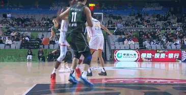 郭昊文25分6助攻 郭昊文本赛季场均21.5分，但25+的比赛只有3场，此前两场