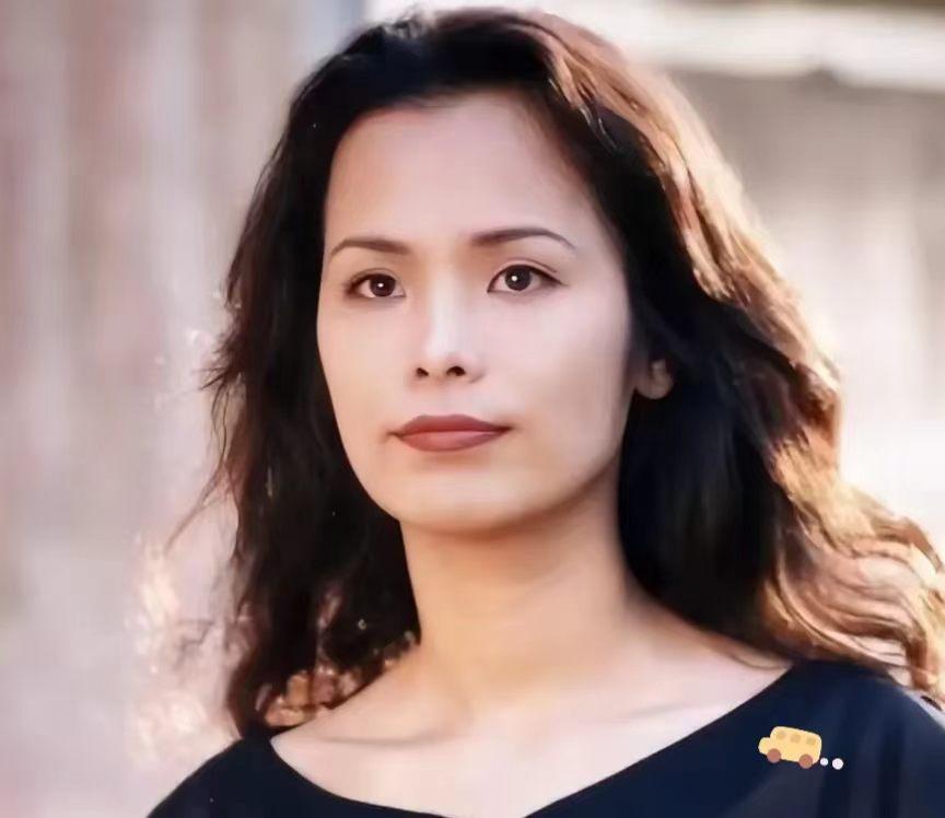 歌手韦唯的三个混血儿子，突然收到一份跨越重洋的瑞典遗产清单。外国律师郑重宣告：这