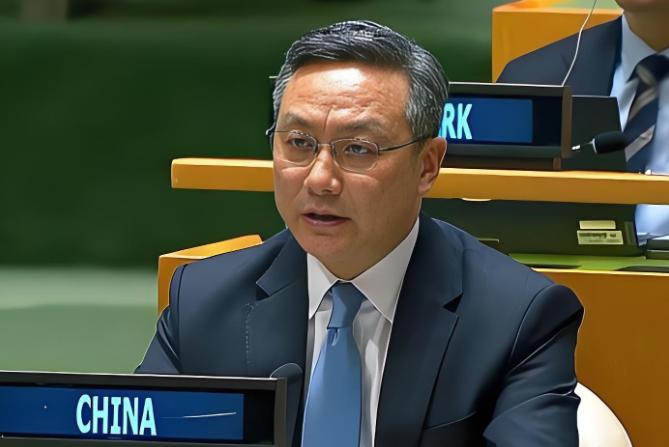 当联合国高官流畅切换四国语言，却唯独没有中文时，中国代表孙磊大使没有愤怒指责，而