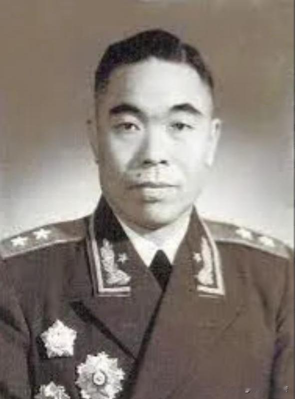 1951年，彭老总匆忙赶到汉城北岸时，发现五十军几乎被打垮了。军长曾泽生对此毫无