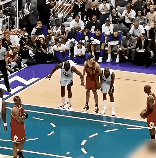 联手三连冠，私下竟是一句废话都没说过。
罗德曼亲口承认，在公牛那三年，除了战术