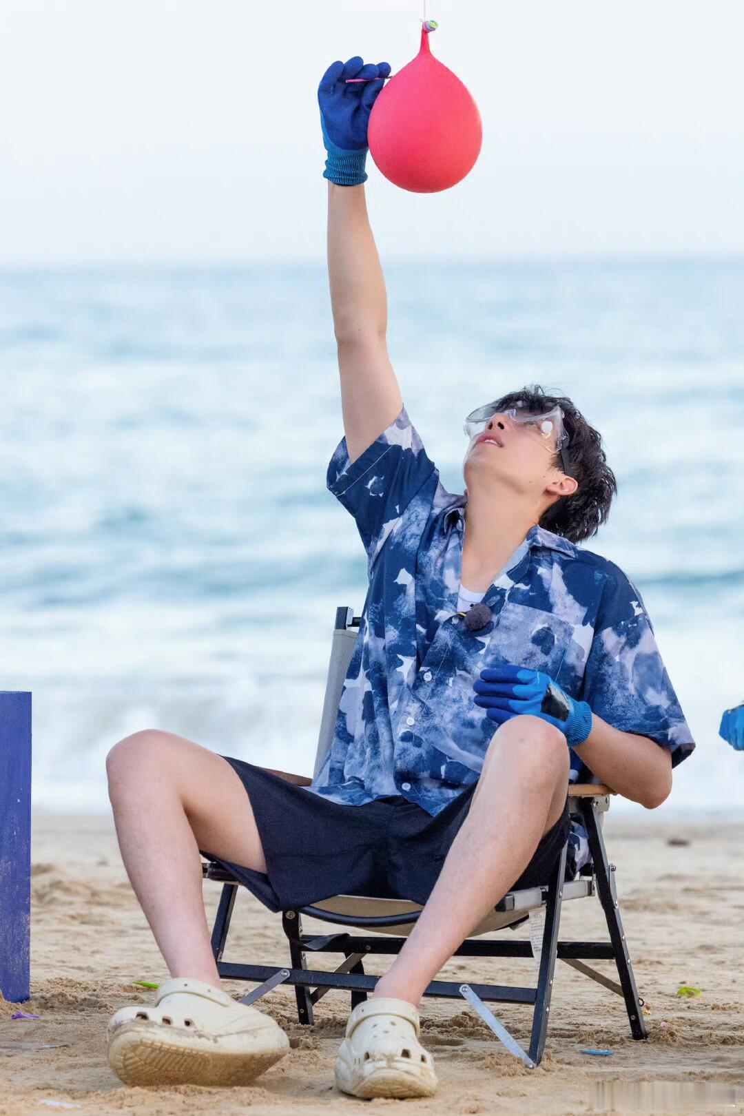 王安宇穿五分裤小腿好优越忙忙碌碌寻宝藏 王安宇的腿型确实值得单独上热搜，五分裤穿