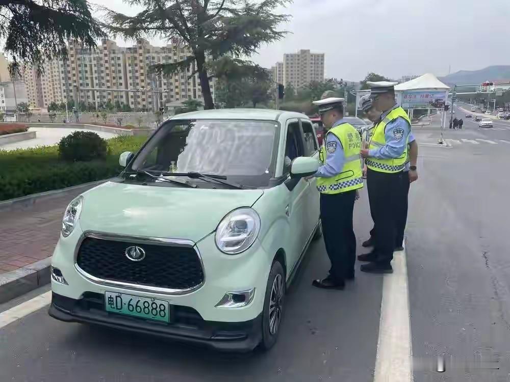 交警为什么越来越不管“老头乐”？看完真实案例，才懂背后的无奈。
 
很多人都有一