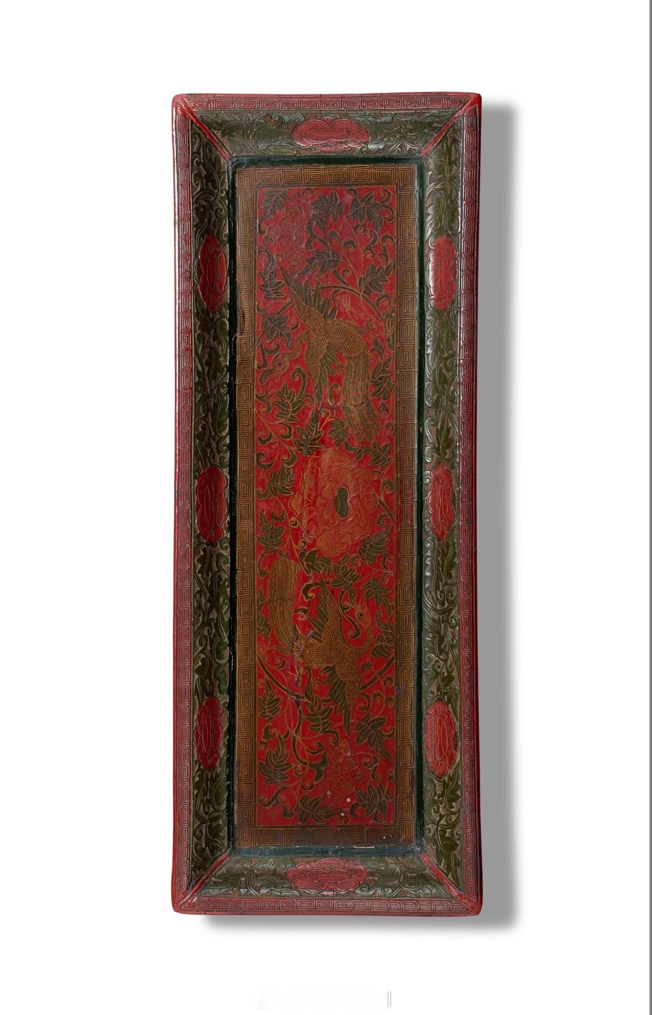 髹饰录 | 南宋 剔彩戗金填漆孔雀牡丹纹折沿长方盘此盘形制典雅，工艺繁複，为南宋