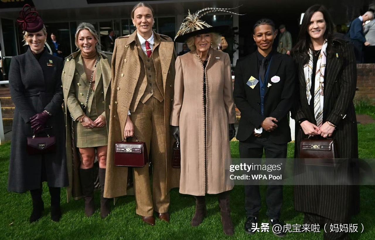 切尔腾汉姆赛马节已经第二天了，卡米拉王后领衔，安妮公主和女儿女婿依旧是一次都不缺
