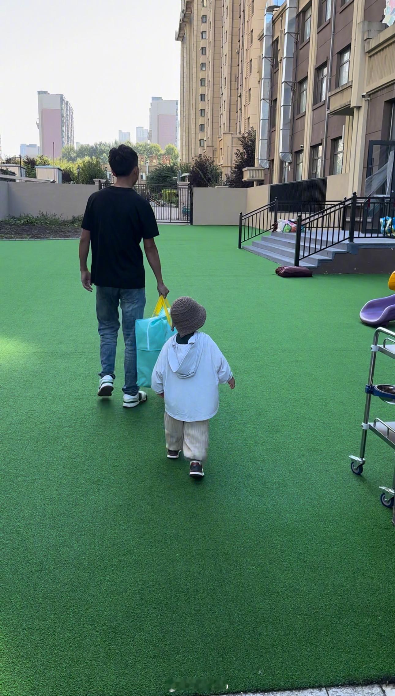 今天把儿子想想送幼儿园了，小宝宝很淡定，自己跑着就进教室去了。倒是我这个当爸爸的