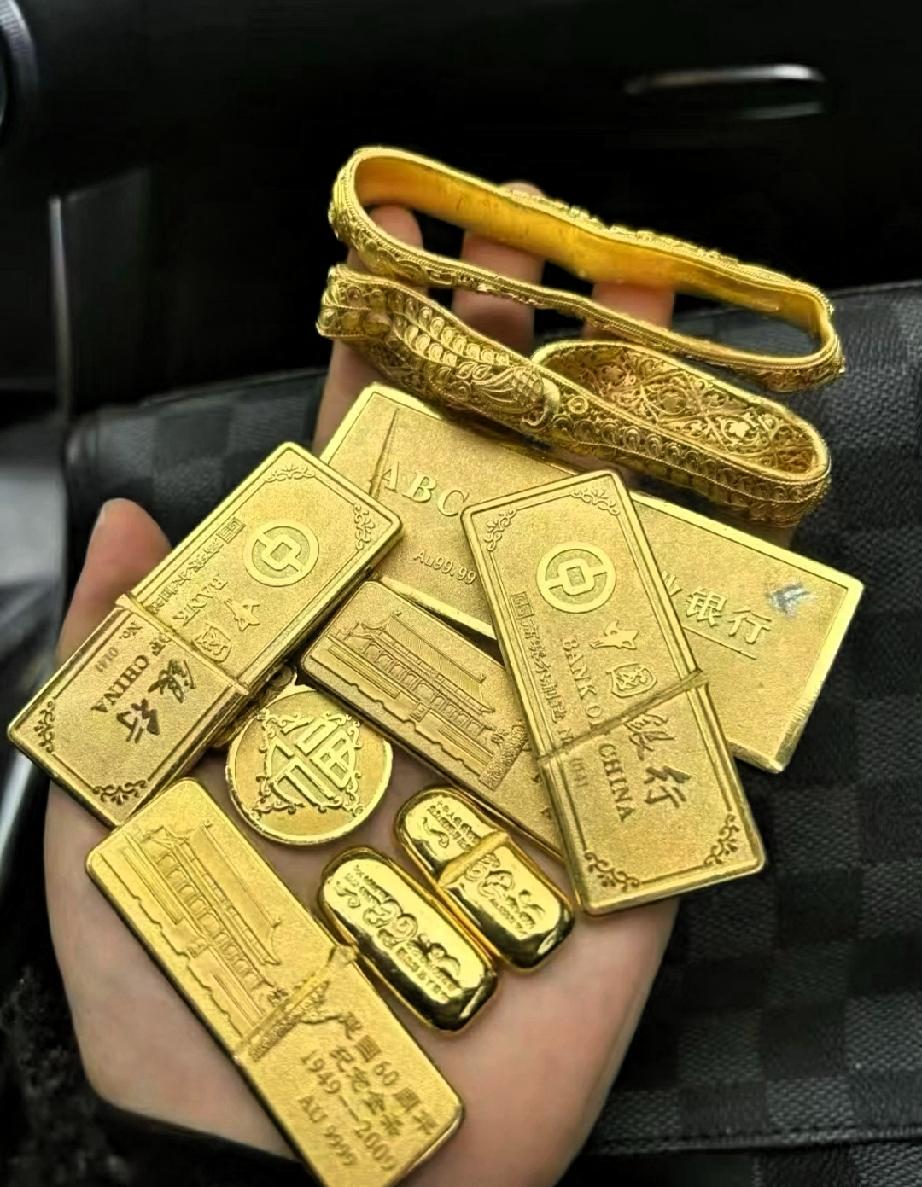 手里有黄金的人，
奉劝大家一定要沉住气，
7月30日，金价已经从892直跌到了