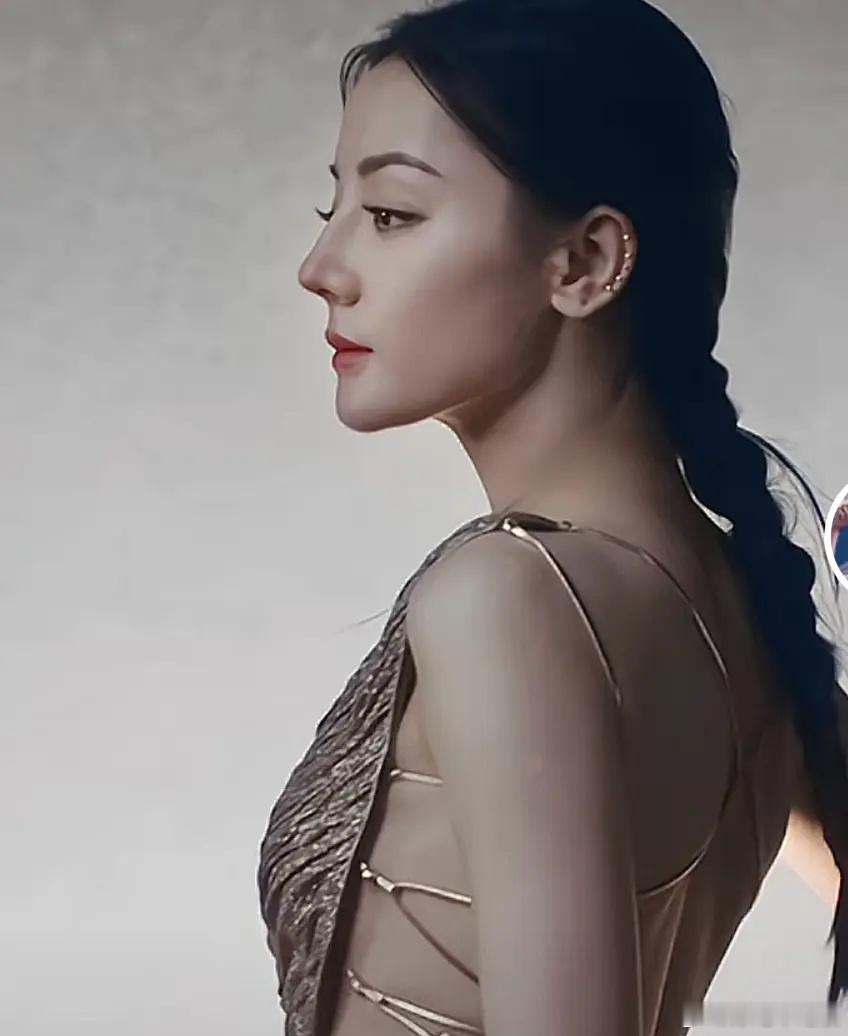 迪丽热巴现在怎么就有种苍老的感觉了，是眼神变了吗？ ​​​