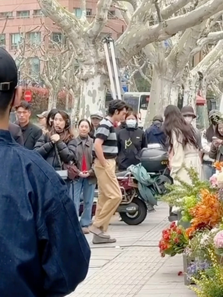 于适王玉雯同框拍摄路透 于适王玉雯同框拍摄路透，于适你又在玩，拍摄间隙来了个太空