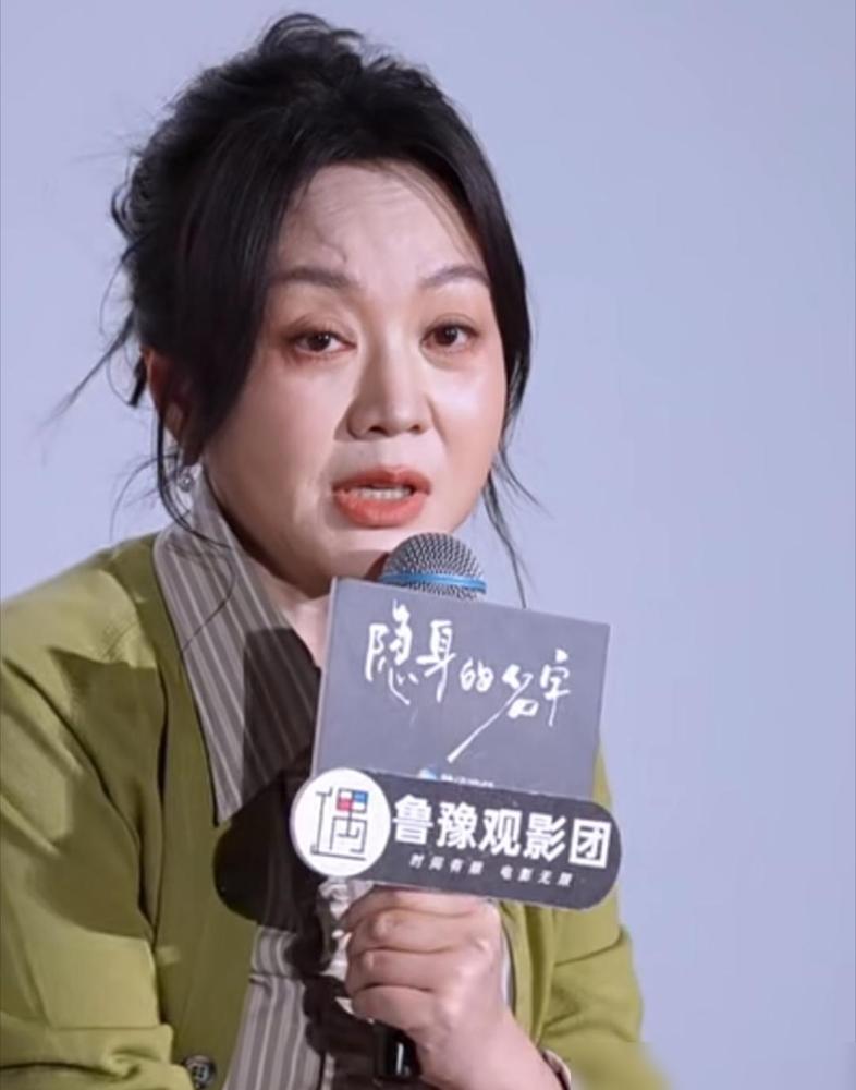 这两天刷到闫妮的生图，一堆人夸她真实，说她那点“微醺感”是岁月的美。
 
听着是